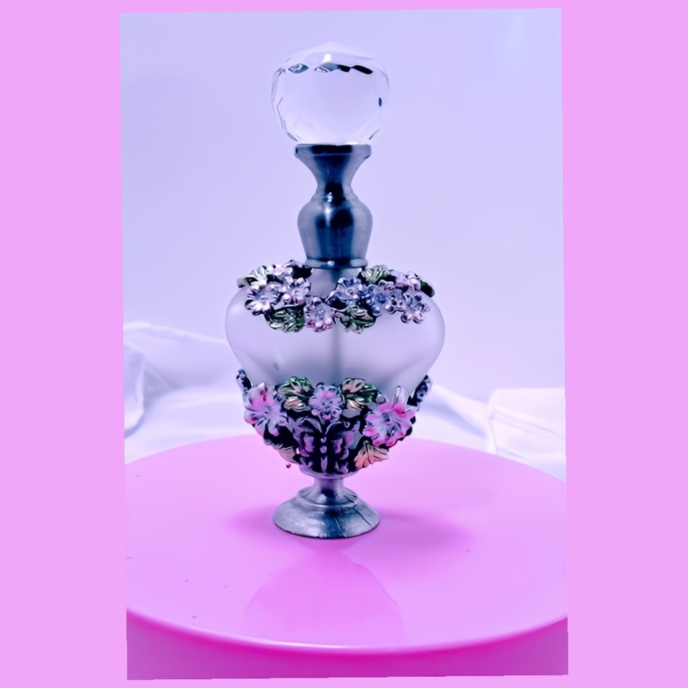 Vintage-Inspired Floral Perfume Bottle with Crystal Stopper